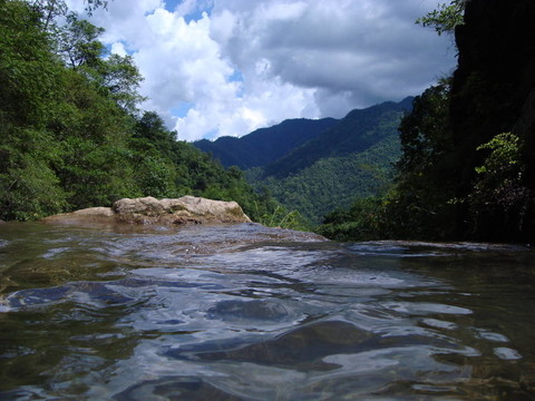 Himalayas臺階上的清澈河水