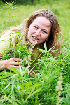 快樂的女人與新鮮大麻大麻廠