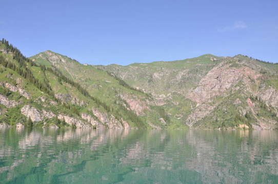 水中的山倒影