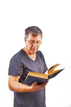 在一本書上讀的人
