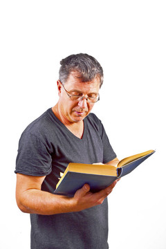 在一本書上讀的人