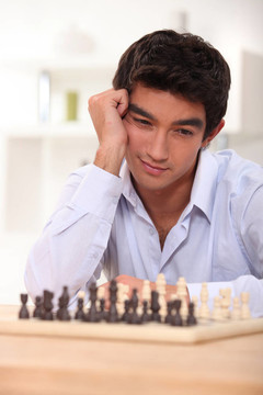 年輕人考慮下一步棋