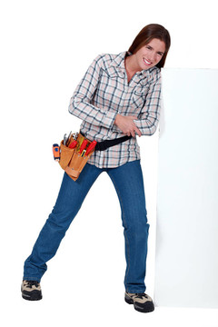 一名受傷的女建筑工人。