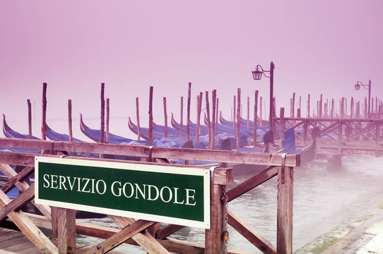 在威尼斯早上霧Gondolas