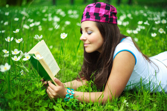 漂亮的女孩讀一本書
