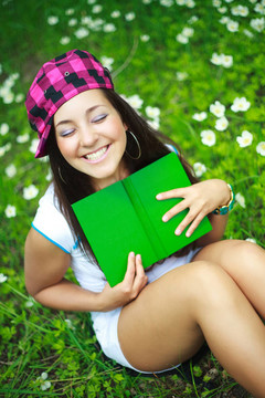 快樂的女孩讀一本書