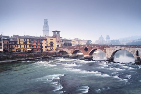 Ponte Pietra；維羅納意大利