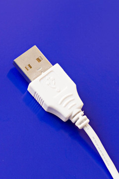 白色的USB連接電纜