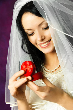 新娘戴著結婚戒指
