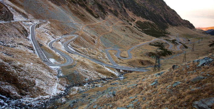 山路從Transfagarasan；羅馬尼亞