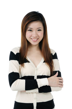 美麗的年輕女子雙臂交叉微笑