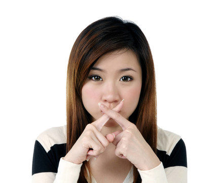 女孩的手指交叉在嘴唇上