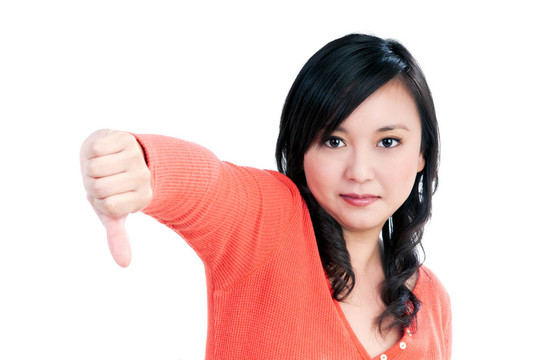 女性顯示拇指向下的跡象
