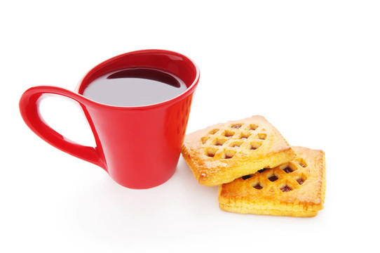 一杯茶和新鮮的餅干在桌子上