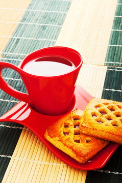 一杯茶和新鮮的餅干在桌子上