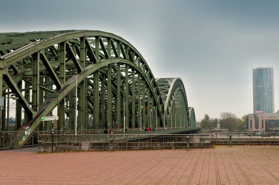 Koeln / Cologne / Koln沿大教堂橋（萊茵；德國）