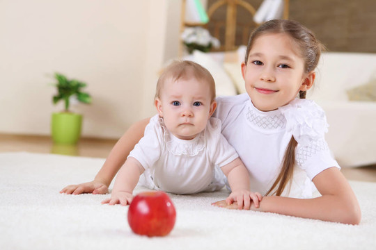 兩個(gè)小姐妹在家里