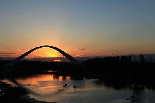 夕陽拱橋