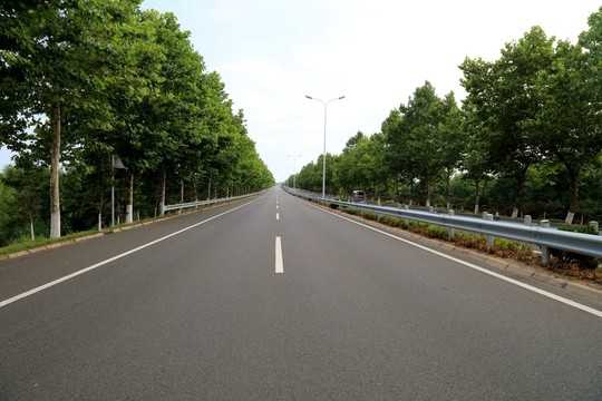 平坦整潔的公路