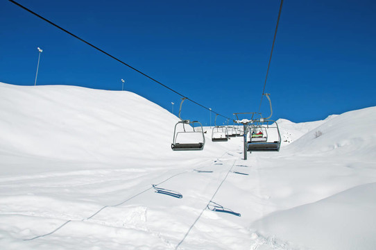 在明亮的冬天的滑雪纜車