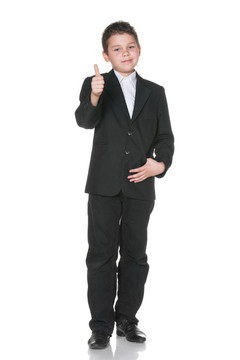 快樂的孩子在衣服上拿著拇指向上
