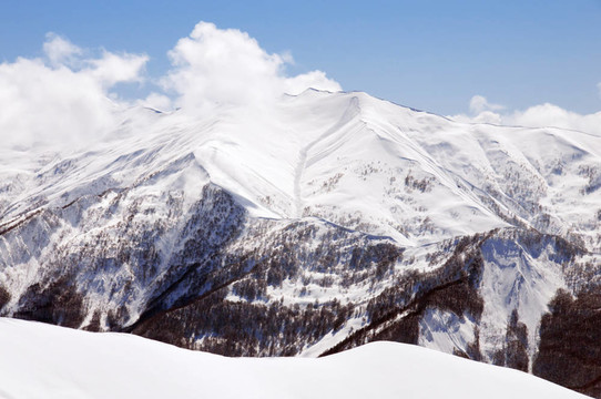 在冬天的雪下的高山