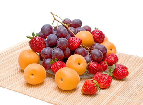 水果的生活。鲜杏；葡萄和草莓