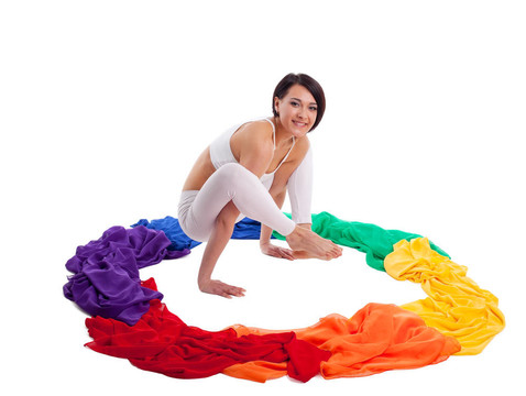 女子做瑜伽练习-彩虹色环