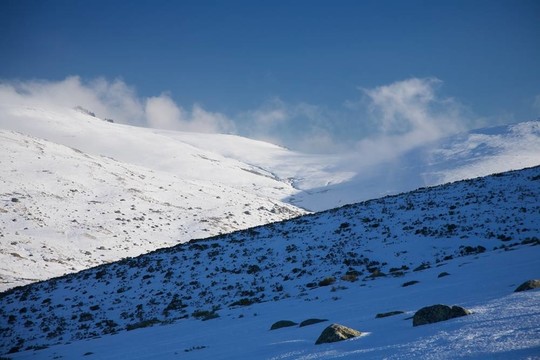 雪山上空的云