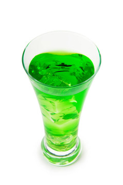 帶冰的杯子里的彩色雞尾酒