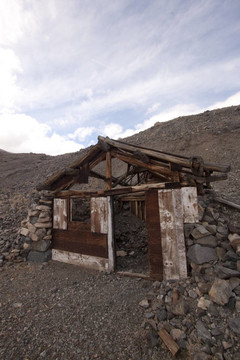 沙漠中的一個(gè)舊的廢棄的小屋。風(fēng)景小屋旅行小屋孤獨(dú)