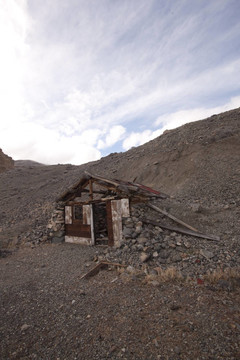 沙漠中的一個舊的廢棄的小屋。風景小屋旅行小屋孤獨