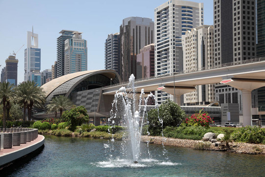 迪拜在Sheikh Zayed路地鐵站前面的噴泉