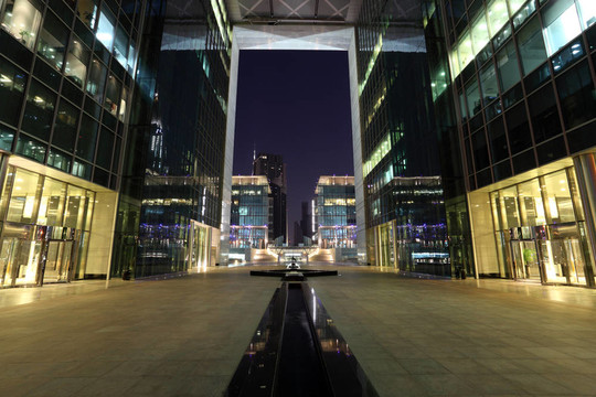 迪拜國際金融中心（DIFC）晚上；阿拉伯聯(lián)合酋長國