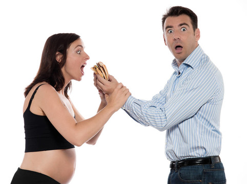 夫婦期待的嬰兒給漢堡包