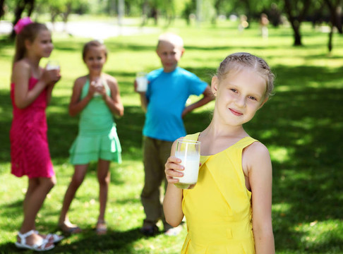 夏日公園里的女孩喝牛奶
