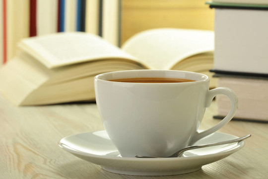 書(shū)籍和咖啡杯