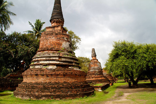 在Wat chaiwattanaram寺塔；Ayutthaya；泰國