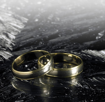 冰面上的兩個(gè)金色的結(jié)婚戒指