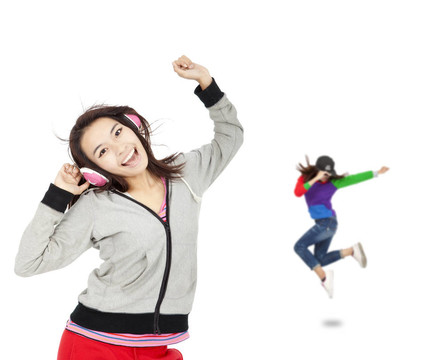 快樂的亞洲年輕女人聽音樂和跳舞