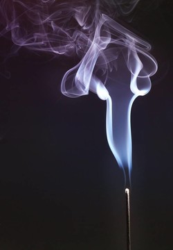 在黑煙