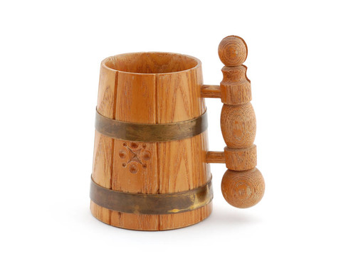 白色背景上的老木啤酒杯