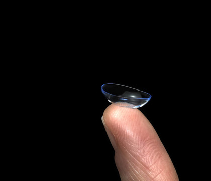 指尖上的隱形眼鏡