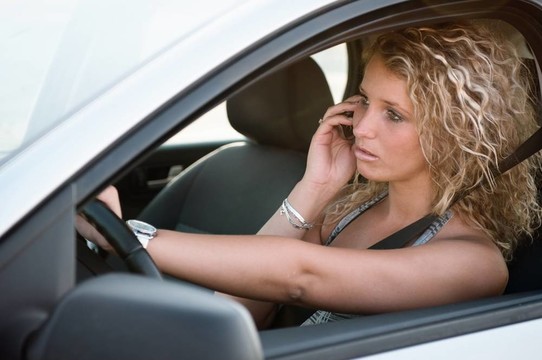 年輕女子駕駛汽車(chē)的肖像