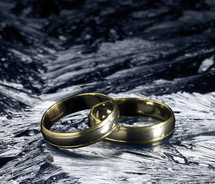 冰面上的兩個(gè)金色的結(jié)婚戒指