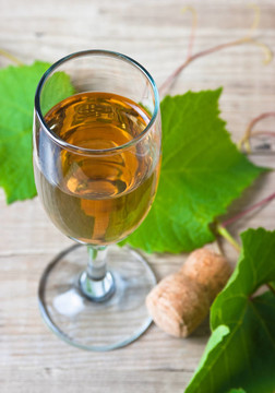 一杯葡萄酒和葡萄藤在餐桌上