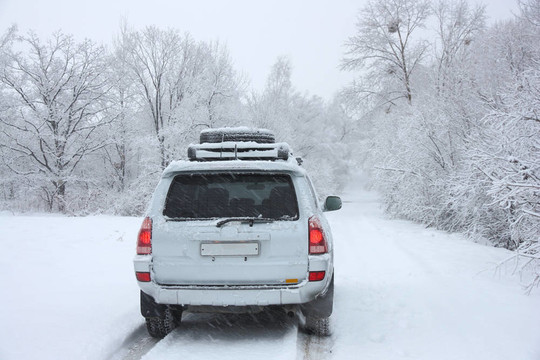 下雪的冬天，一個面目全非的汽車后面的路