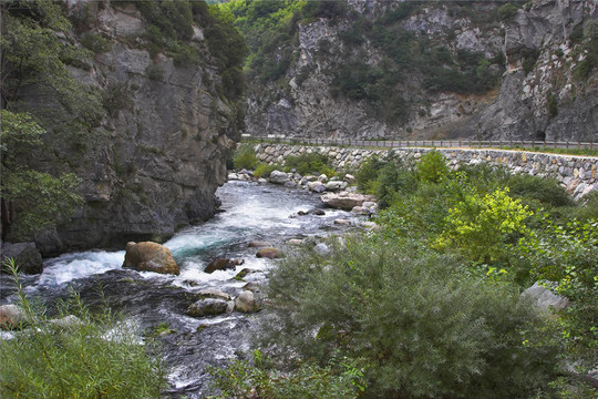 高山河流。