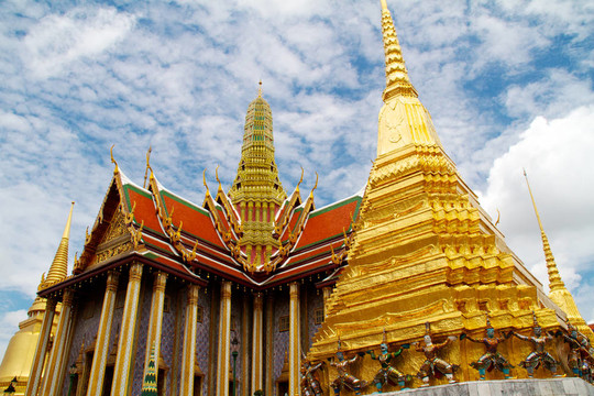 在Wat Phra Kaeo華麗的金色佛塔；宏偉的宮殿（曼谷）