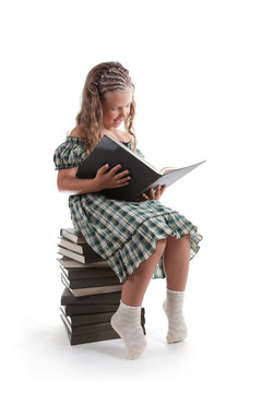 微笑的小姑娘的辮子讀一本書